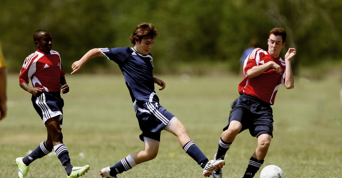 Waarom hebben voetballers gaten in hun sokken?