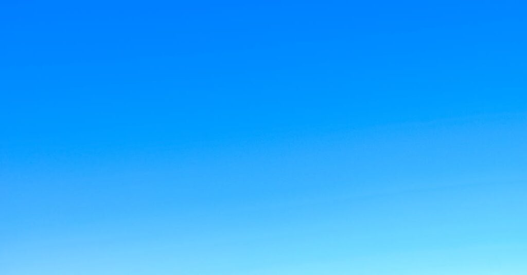 Waarom heeft lucht een blauwe kleur als je er doorheen kijkt?