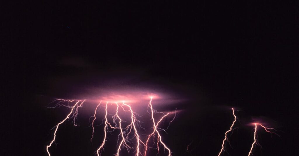 Waarom komt onweer vaak samen met bliksem?