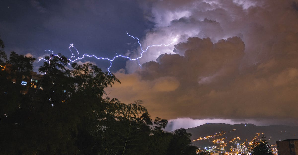 Waarom komt onweer vaak samen met bliksem?