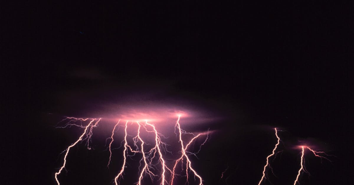Waarom komt onweer vaak samen met bliksem?