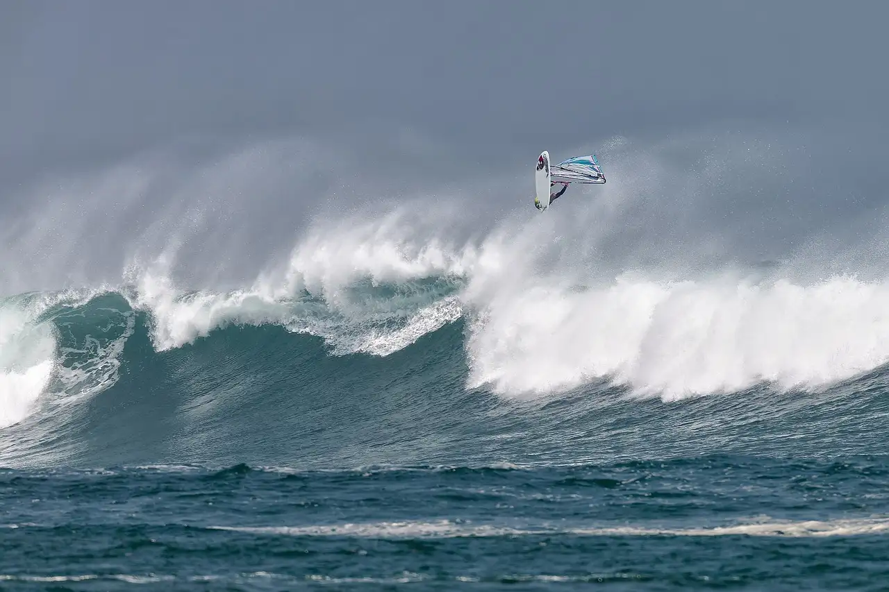 Waarom zijn de stranden van Santa Teresa populair bij surfers?