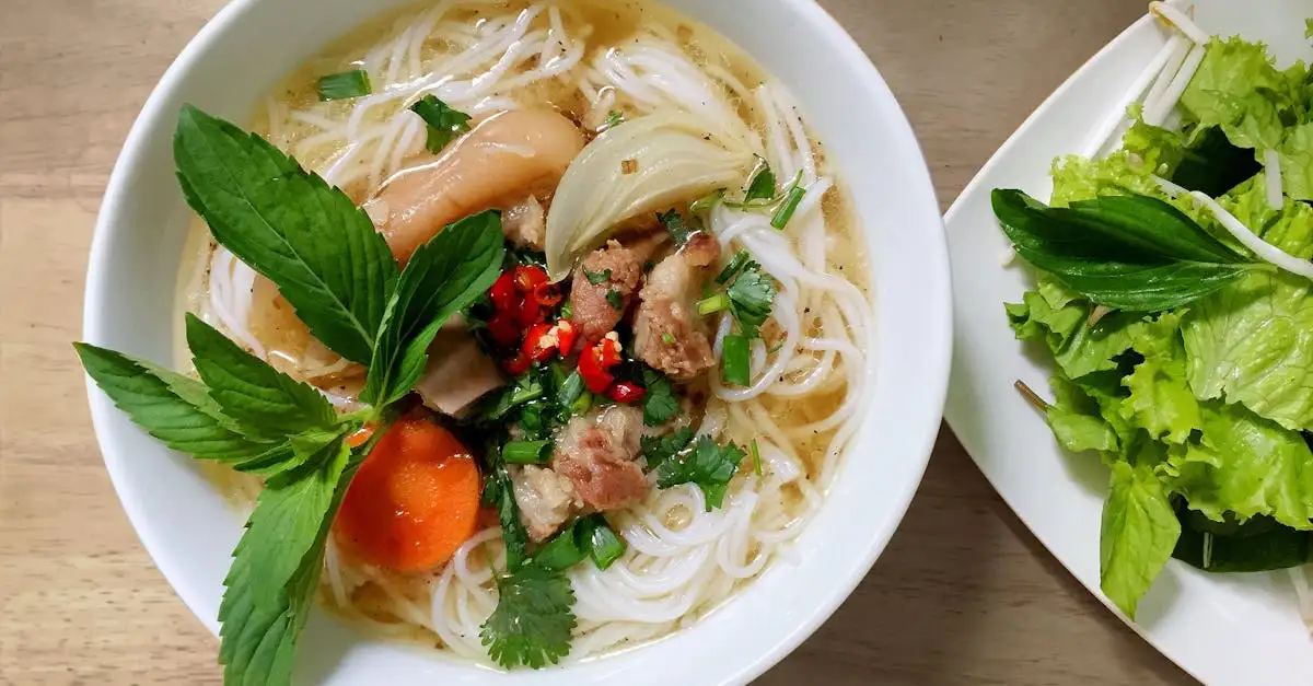 Wat voegt een ui toe aan de smaak van bouillon?