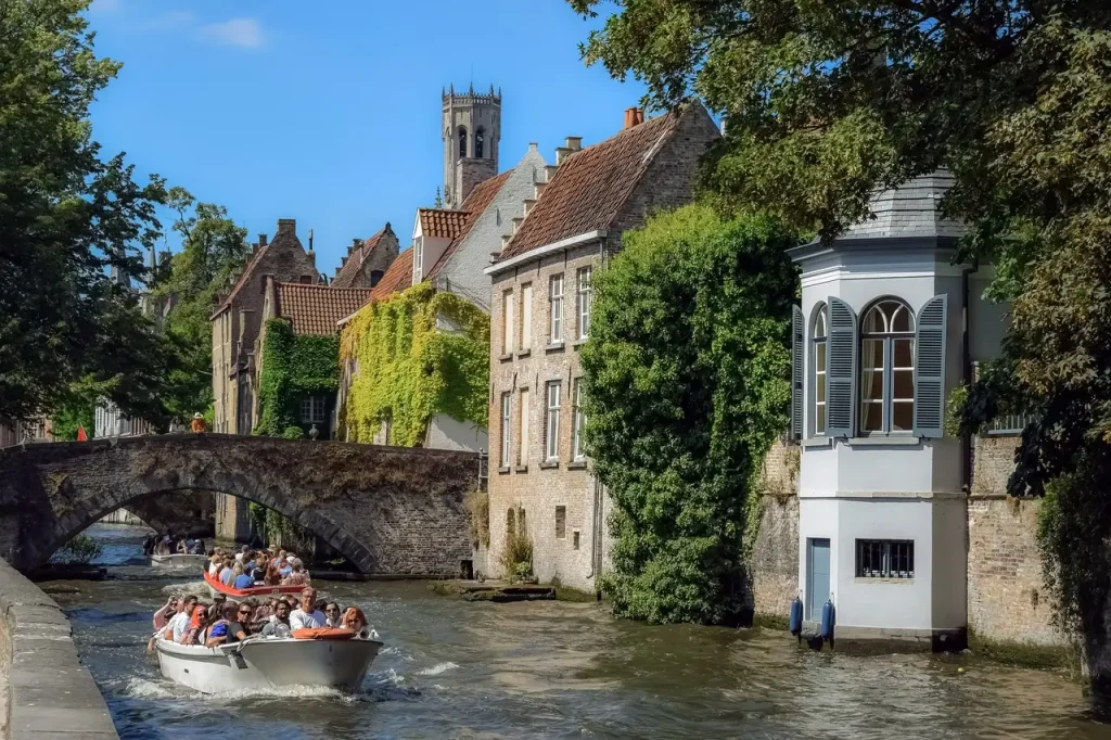Welke stad in Vlaanderen is beroemd om lakenindustrie?