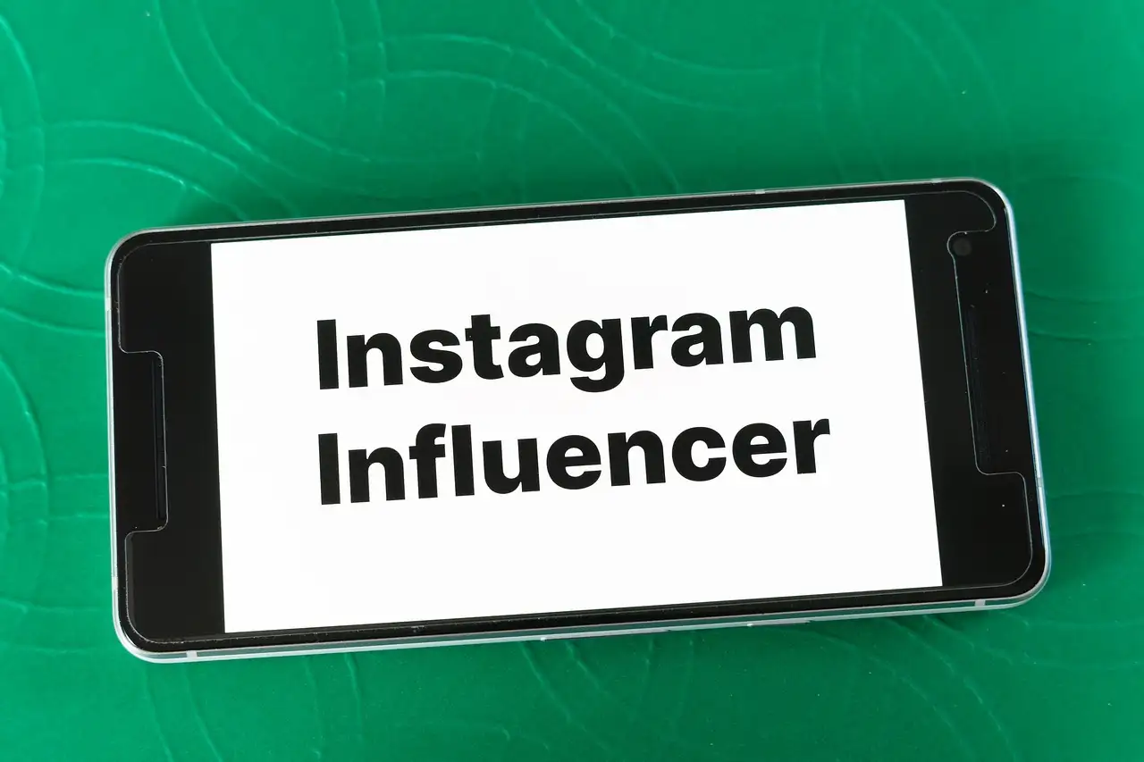 Wie is influencer Supercarblondie en wat doet ze?