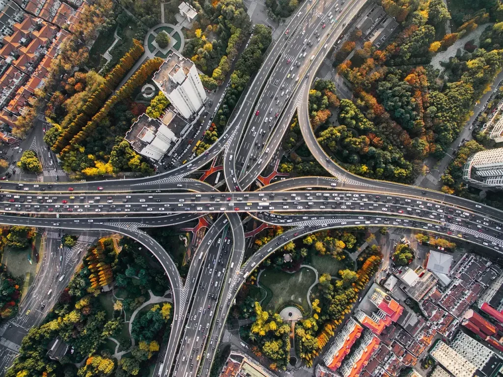 Hoe beïnvloeden benzineprijzen en infrastructuur de auto-industrie?
