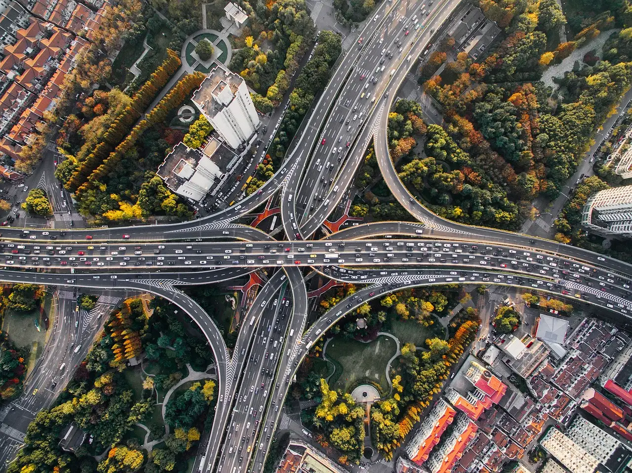 Hoe beïnvloeden benzineprijzen en infrastructuur de auto-industrie?