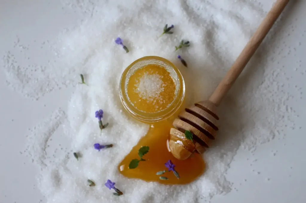 Hoe krijg je een gladdere huid met suiker-honing scrub?