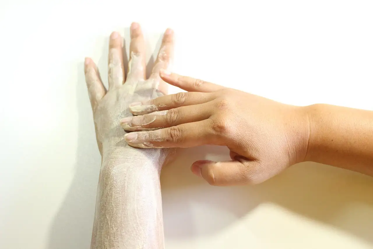 Hoe krijg je een gladdere huid met suiker-honing scrub?