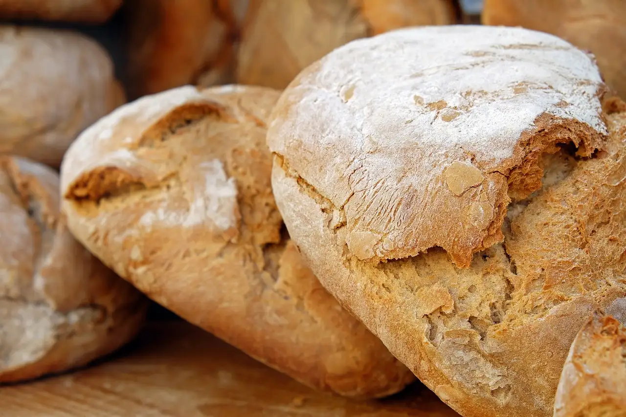 Hoe krijg je een krokante korst op zelfgebakken brood?