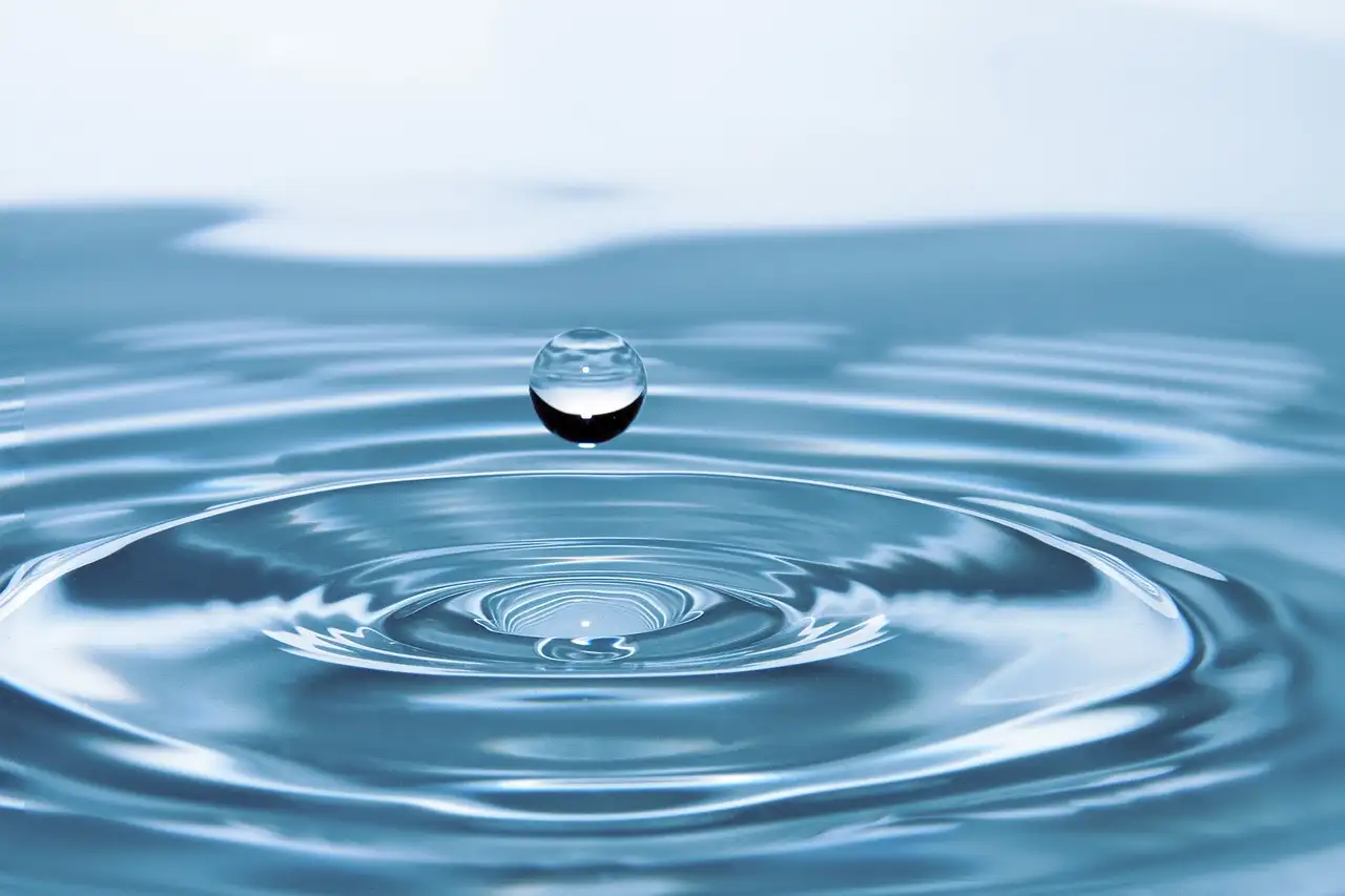 Hoe kun je koud water gebruiken tegen bloedvlekken?
