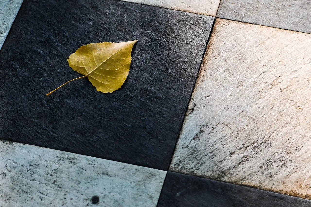 Hoe maak je oude tegels glanzend met groene zeep?