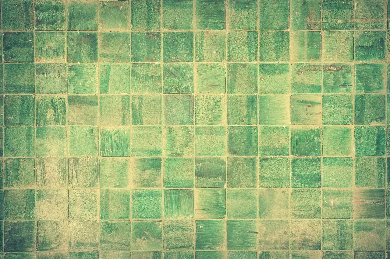 Hoe maak je oude tegels glanzend met groene zeep?
