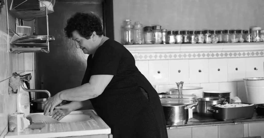 Hoe ontstop je eenvoudig een gootsteen met soda en azijn?