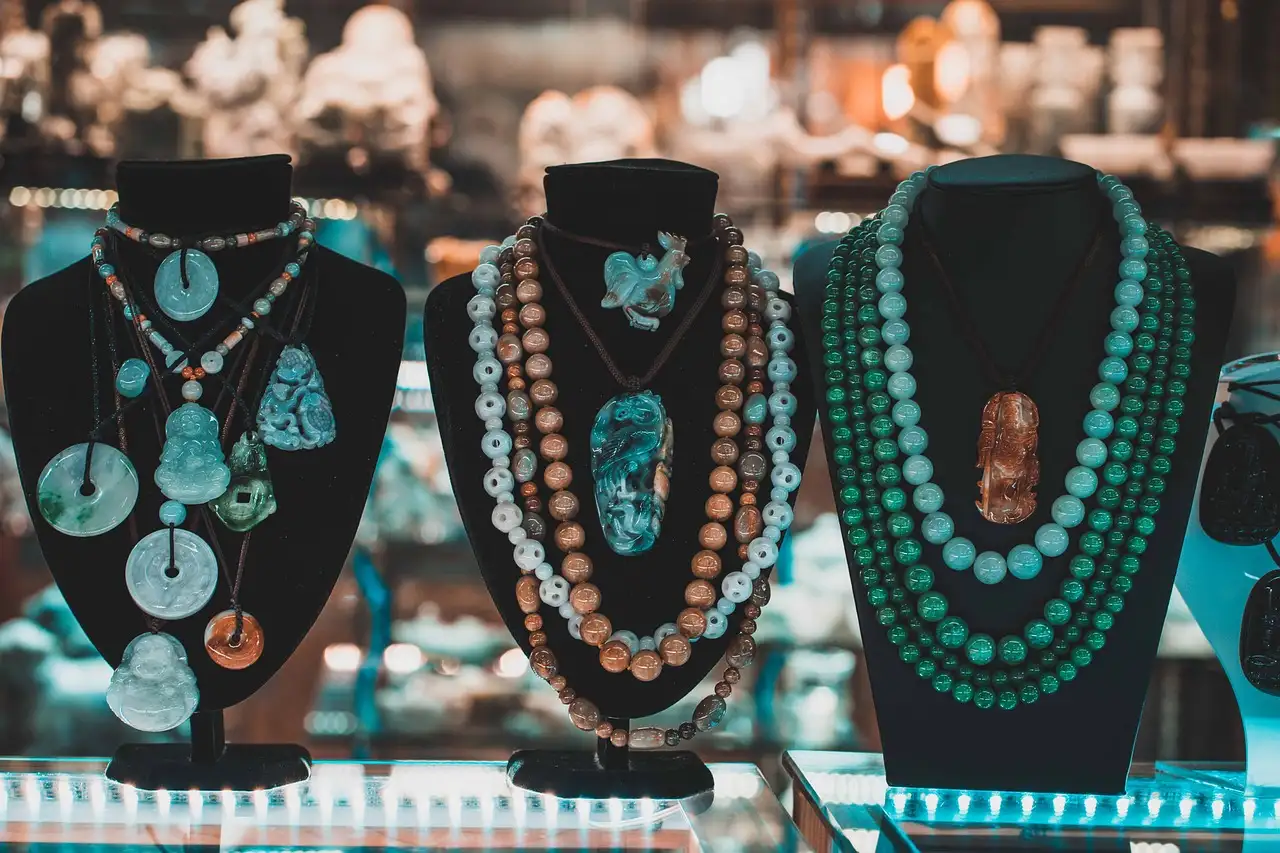 Hoe werden edelstenen en jade gebruikt in Azteekse kunst?