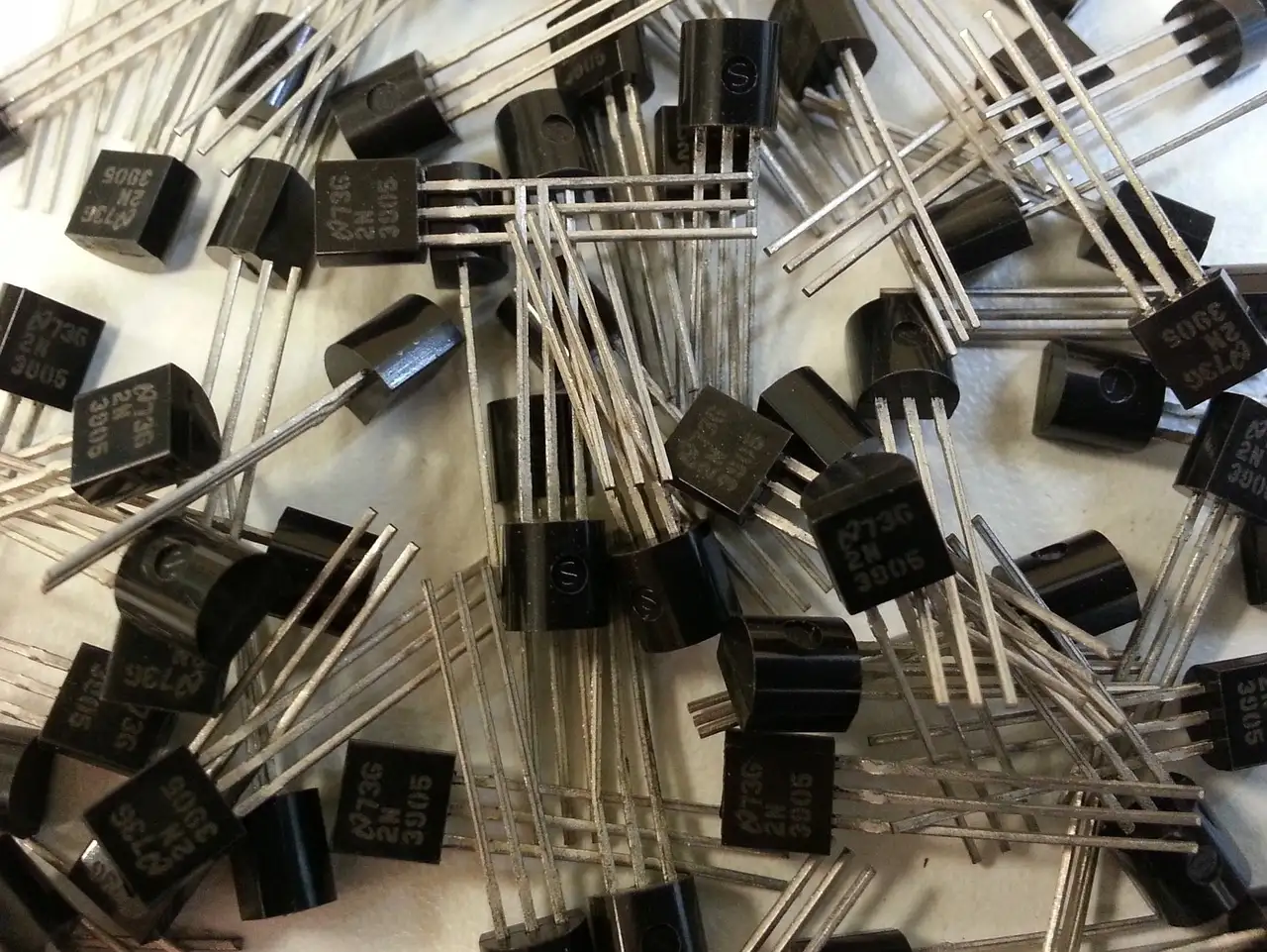 Waarom was de overstap van vacuümbuizen naar transistoren revolutionair?