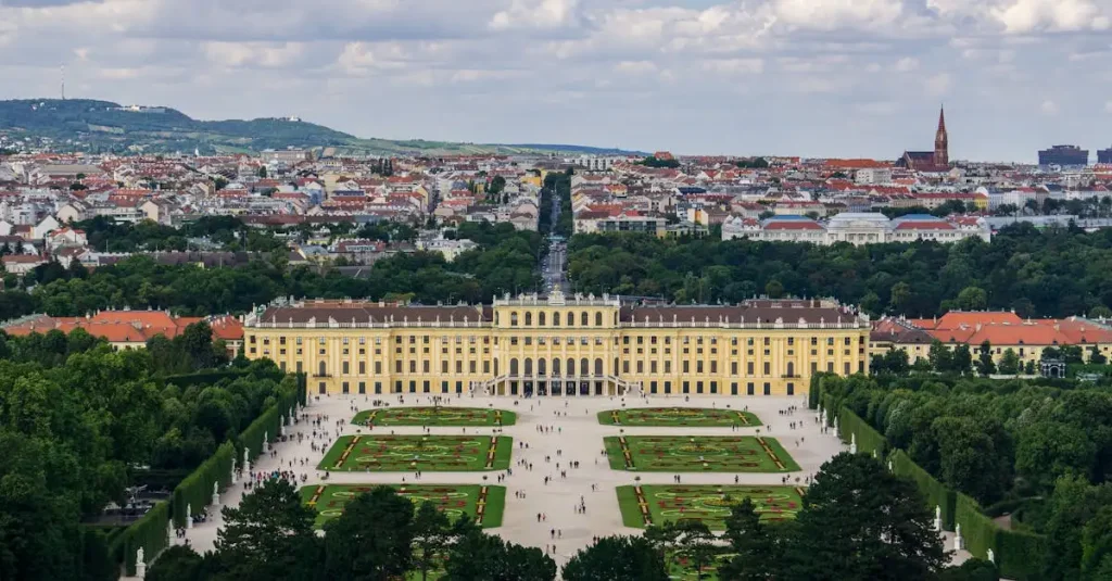 Wat maakt het Schönbrunn-paleis het beroemdste gebouw in Wenen?