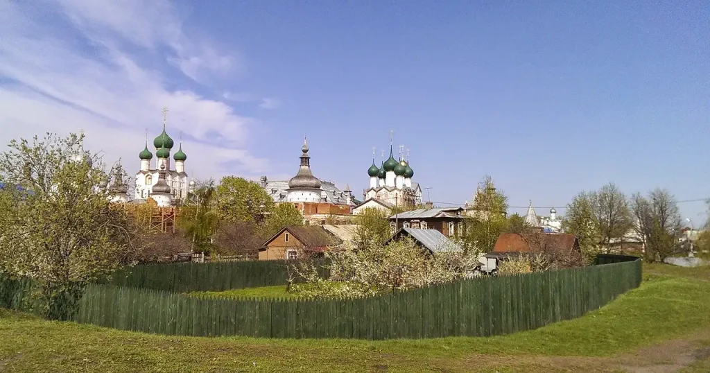 Wat was de invloed van volksreligies in Kievan Rus?