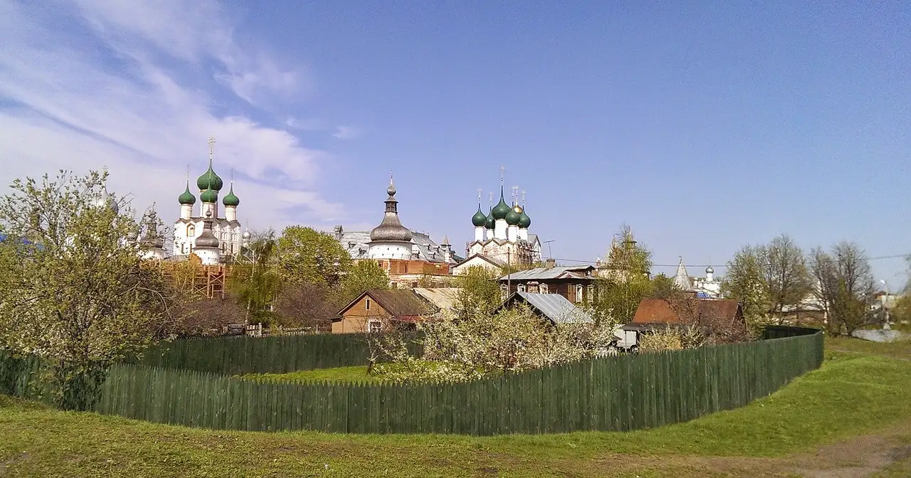 Wat was de invloed van volksreligies in Kievan Rus?