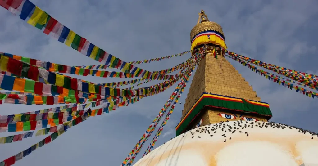 Wat zijn de indrukwekkende kenmerken van Boudhanath's stupa's?