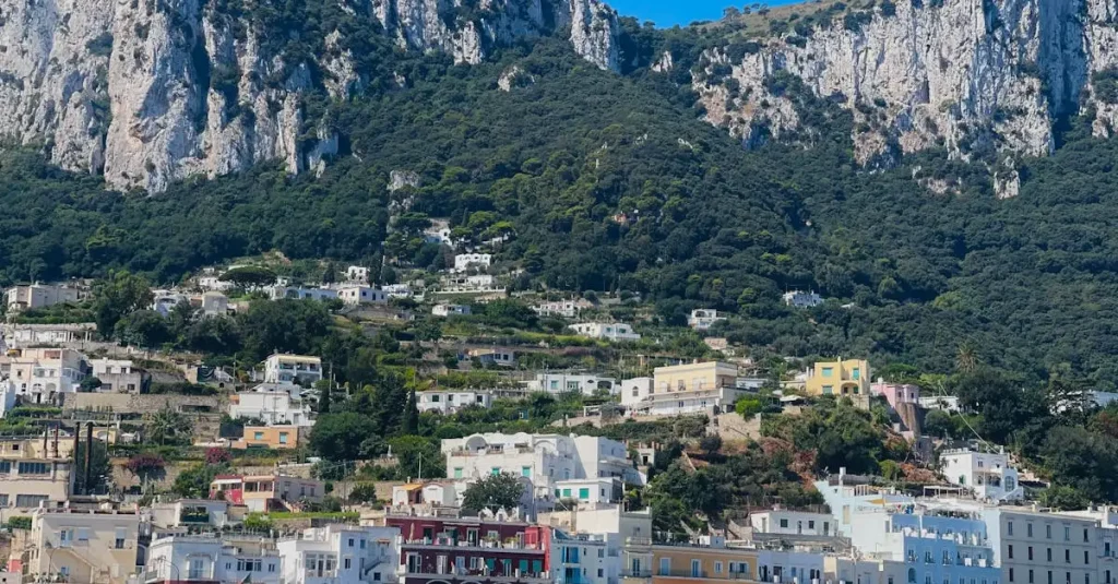 Welke Italiaanse stad ligt bij het beroemde eiland Capri?