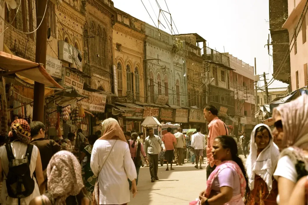 Welke stad in India is beroemd om zijdeweefkunst?