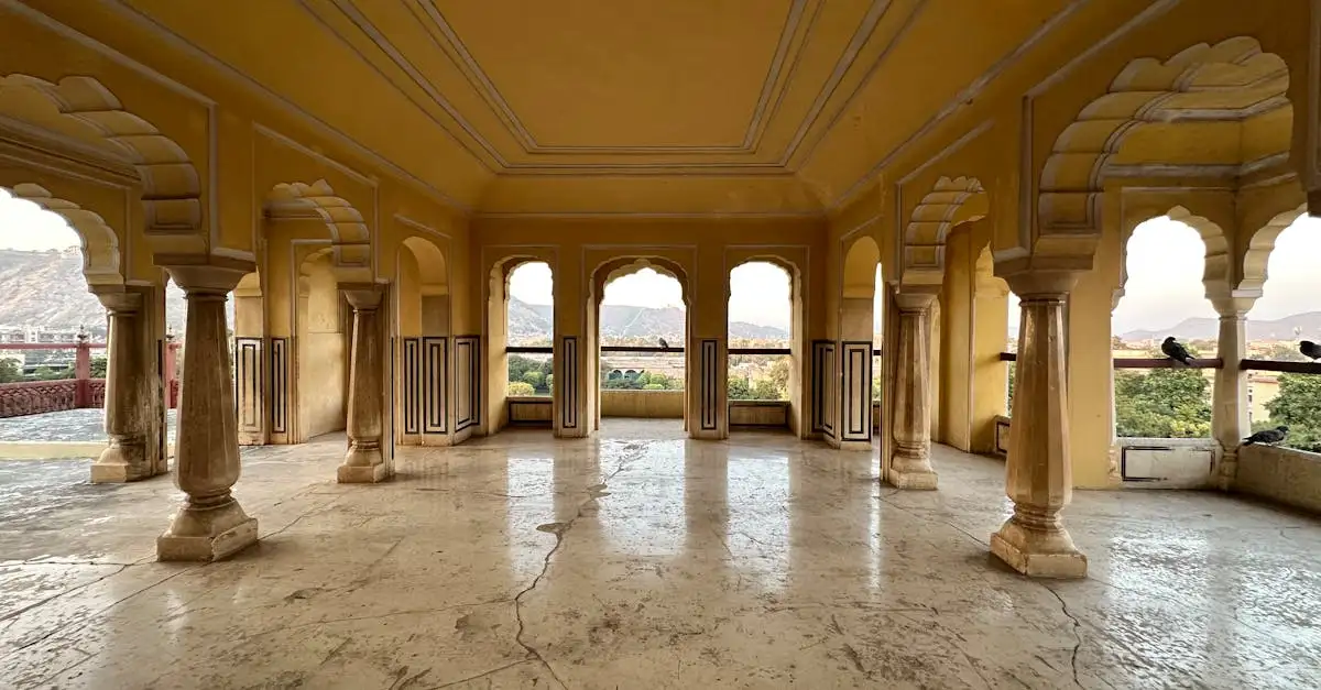 Welke stad in India is beroemd om zijdeweefkunst?
