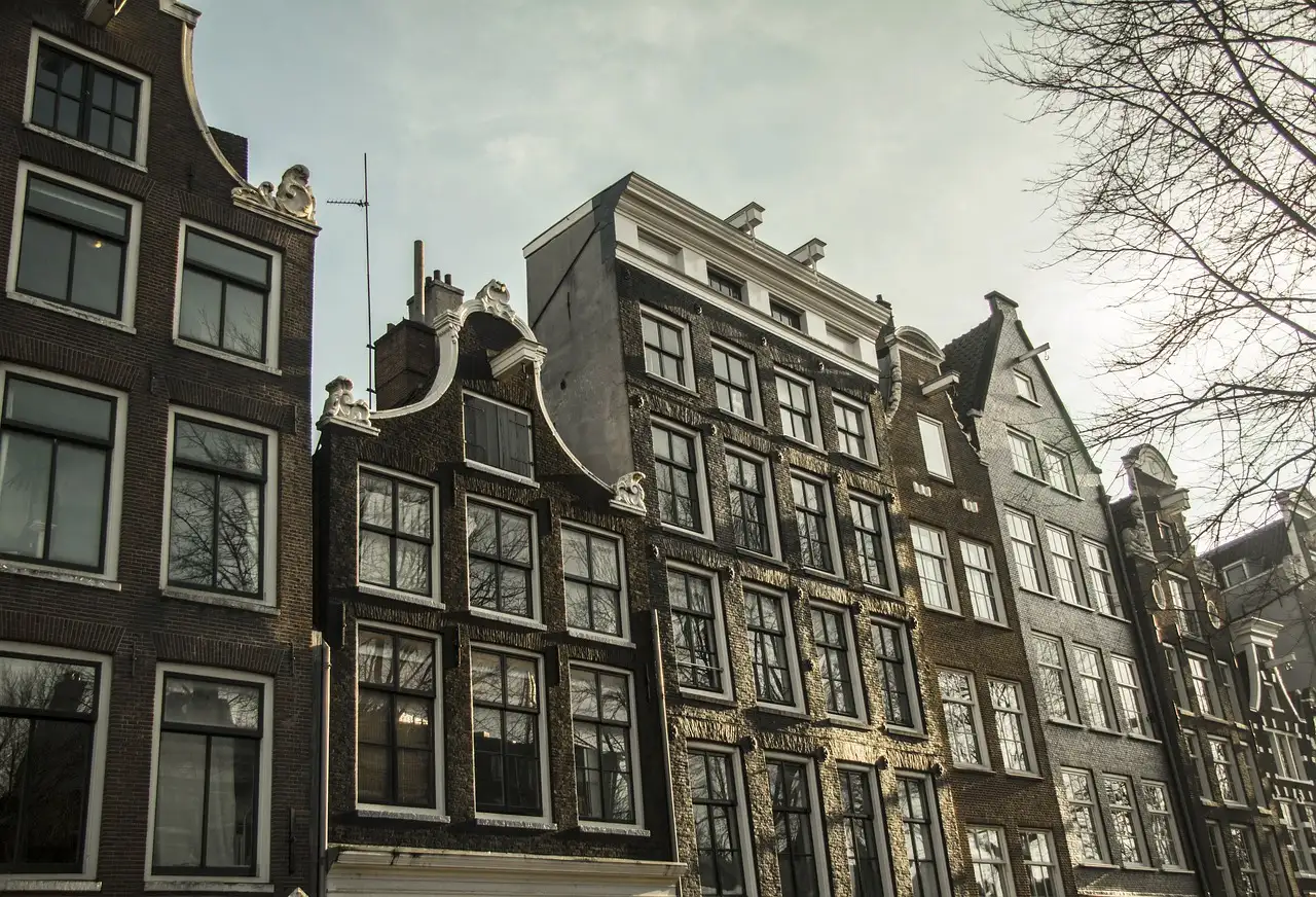 Welke stad in Nederland is beroemd om glas-in-loodkunst?