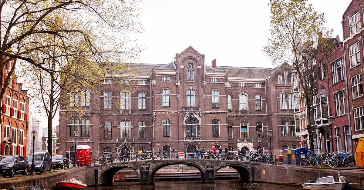 Welke stad in Nederland werd beroemd om zijn universiteit?