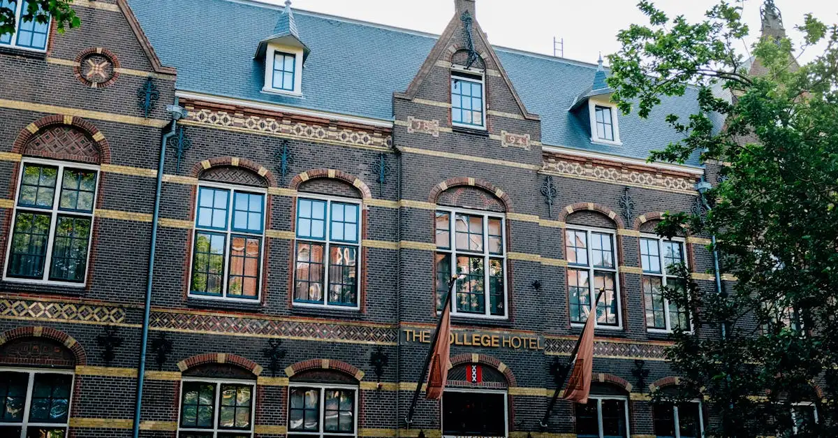 Welke stad in Nederland werd beroemd om zijn universiteit?