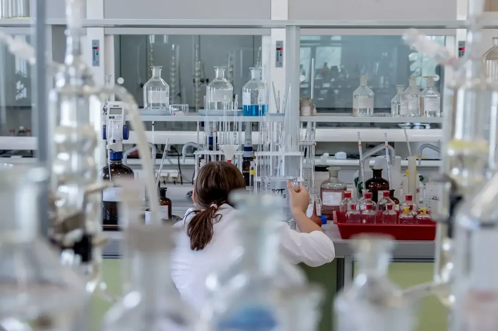 Wie ontdekte ureum in het laboratorium?