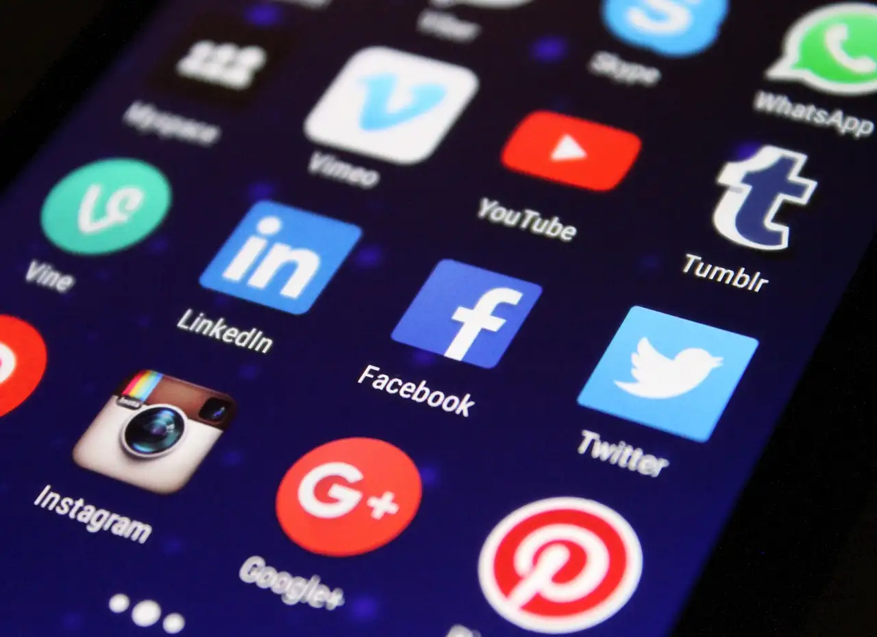 Hoe beïnvloeden platforms als Twitter het nieuws in realtime?