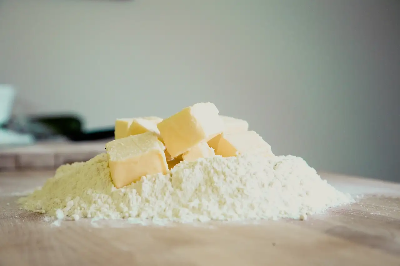 Hoe maak je een stevige taartbodem van koekjes en boter?