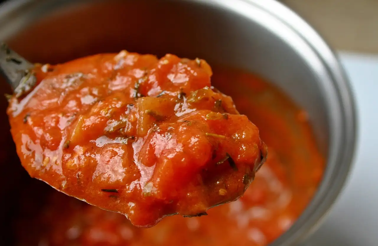 Hoe verdiept sudderen de smaak van tomatensaus?