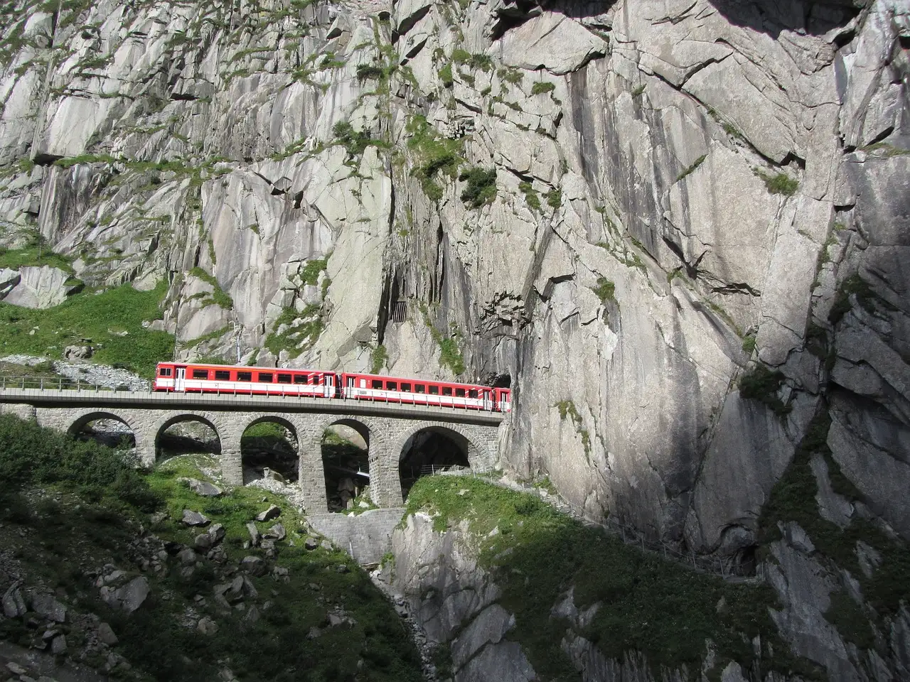 Hoe werd de Gotthard-spoorlijn in Zwitserland aangelegd?