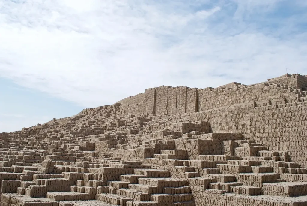 Hoe werden heilige plaatsen (huaca's) gekozen in de geschiedenis?