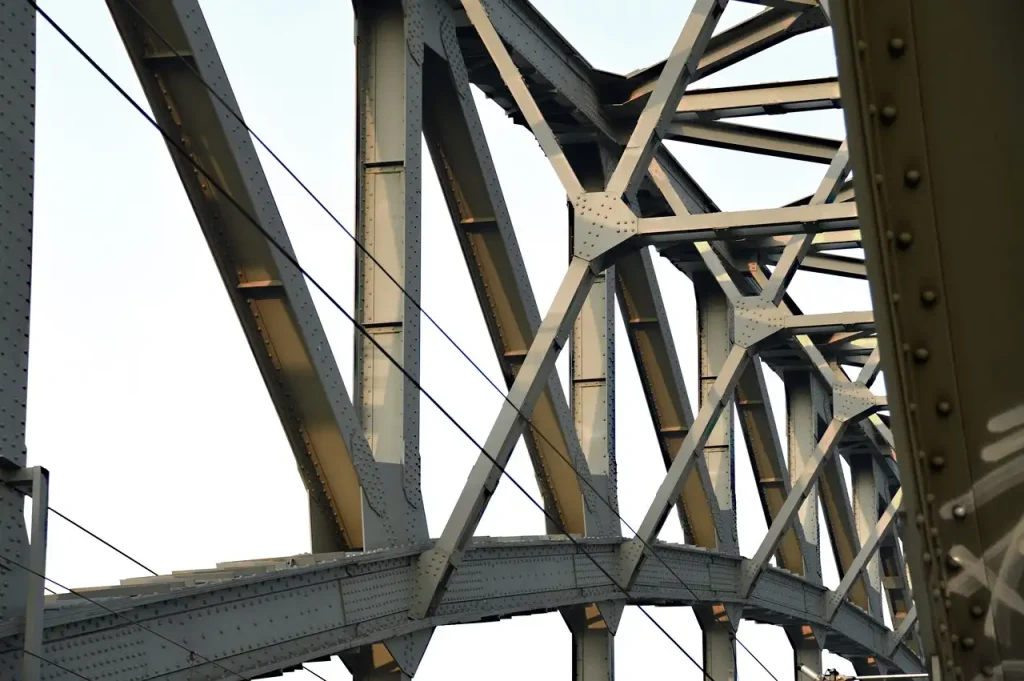 Hoe worden spoorbruggen over rivieren en kloven gebouwd?