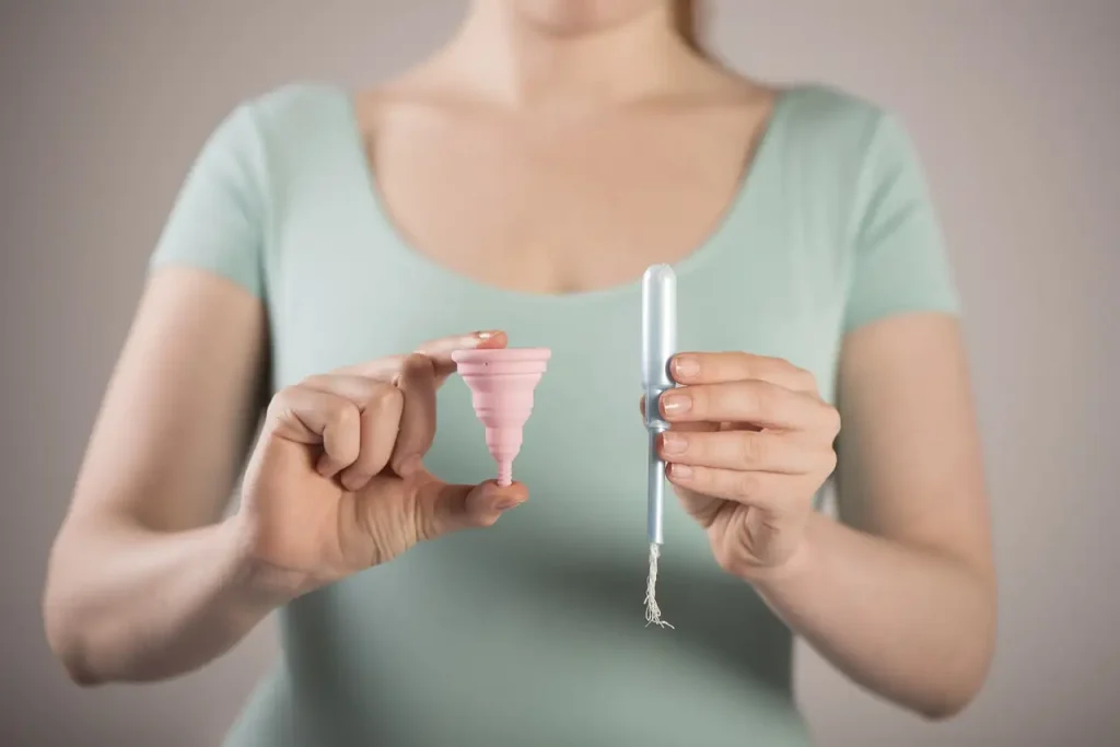 Is waterige witte afscheiding normaal tijdens de menstruatie?