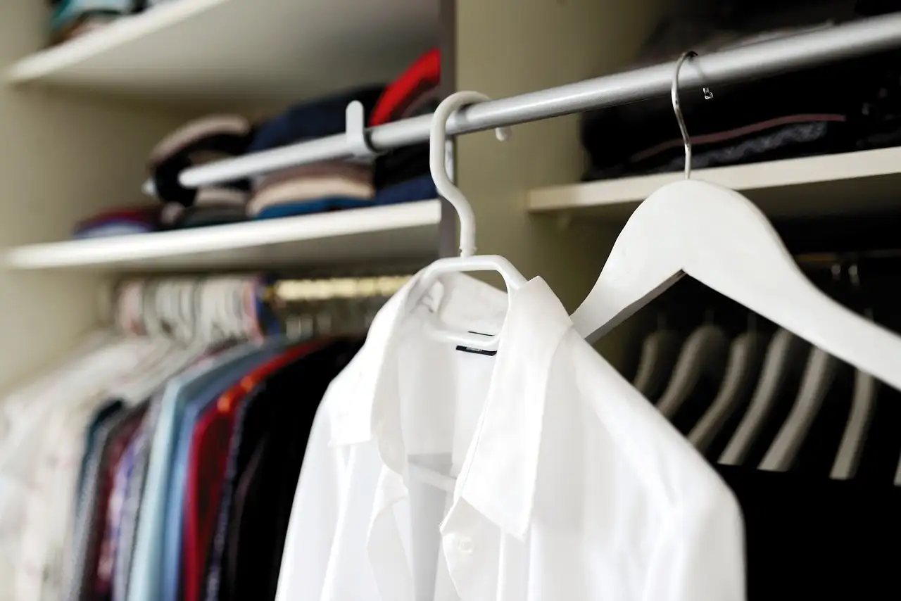 Kun je bakpoeder gebruiken tegen gele vlekken in kleding?