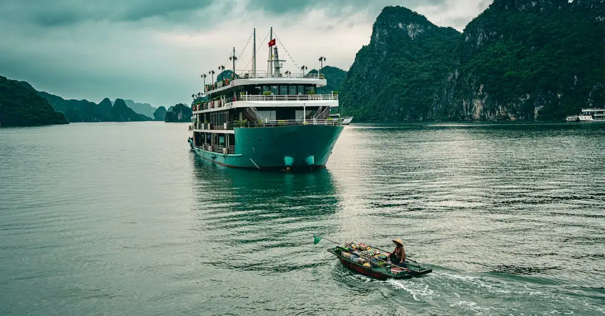 Waar vind je de spectaculaire karstbergen van Halong Bay?