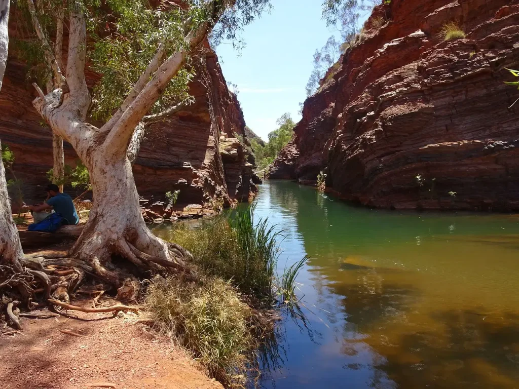 Waar zwemmen in natuurlijke rotspoelen bij Karijini?
