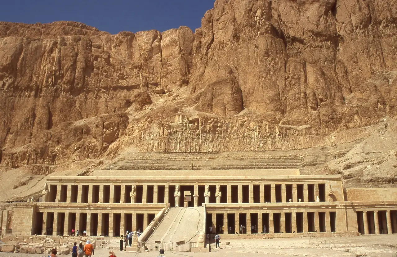 Waarom bouwde Hatshepsut haar tempel in Deir el-Bahari?