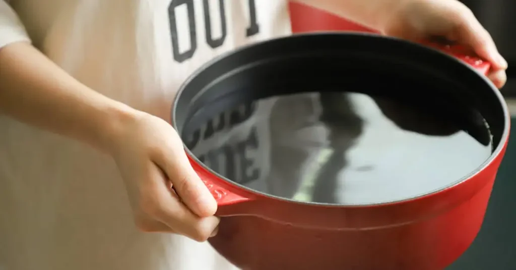 Wat doet olie in water bij het koken van rijst?
