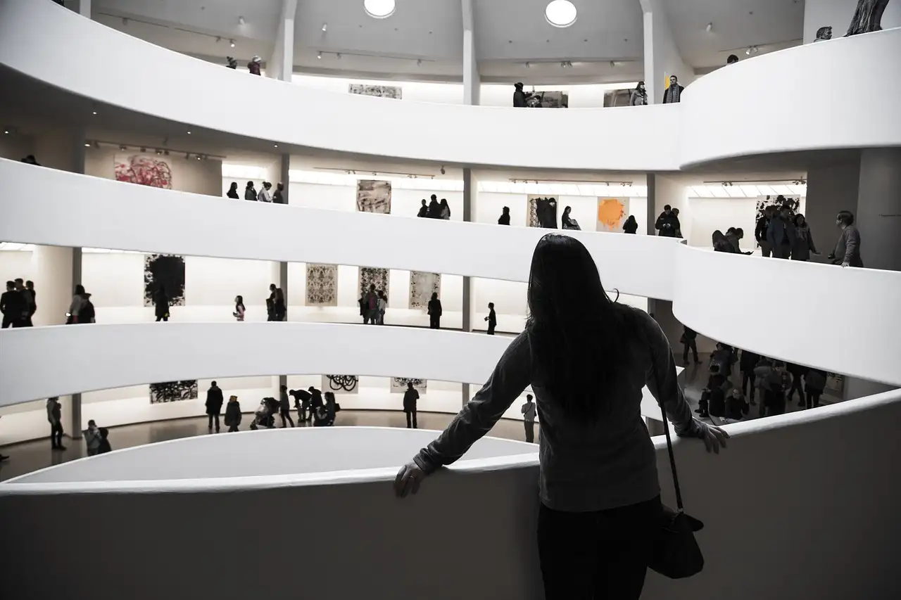 Wat is de naam van het iconische museum voor moderne kunst in NY?