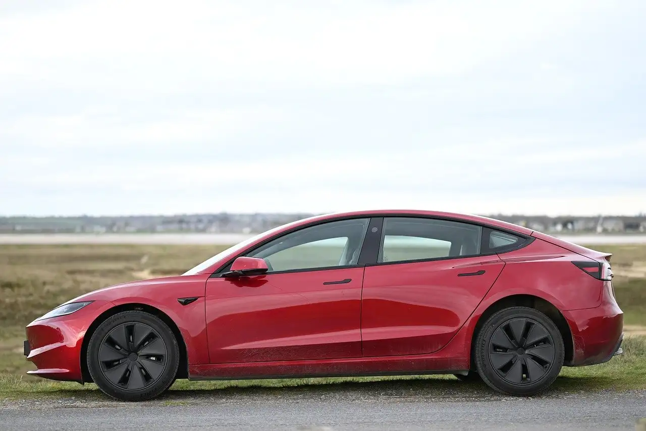 Wat maakte de Tesla Roadster uniek als eerste elektrische sportwagen?