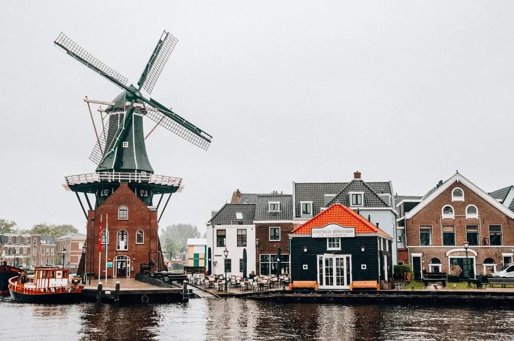 Wat was de naam van het eerste beursgebouw in Nederland?