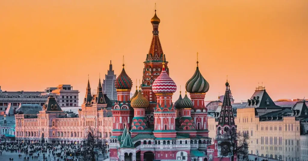Welke kathedraal in Moskou heeft gekleurde koepels?
