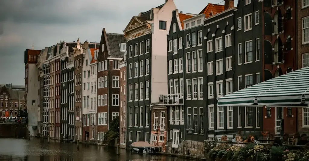 Welke Nederlandse stad was beroemd om leerproductie?