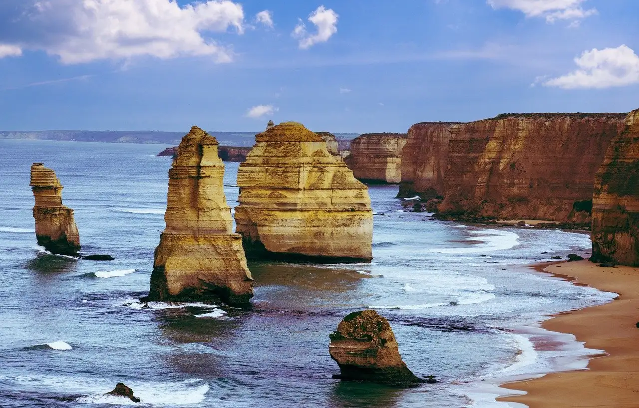 Welke spectaculaire rotsformaties zijn er langs de Great Ocean Road?