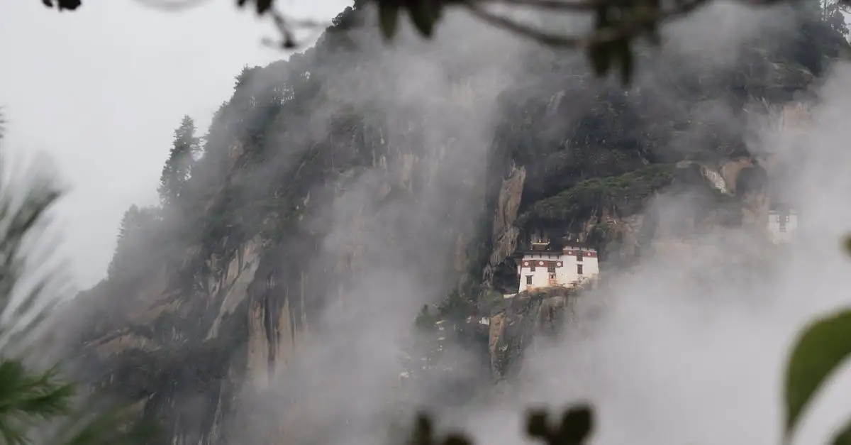 Welke stad in Bhutan heeft het beroemde Paro Taktsang?